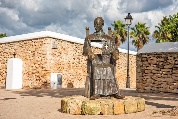 estatua santa gertrudis